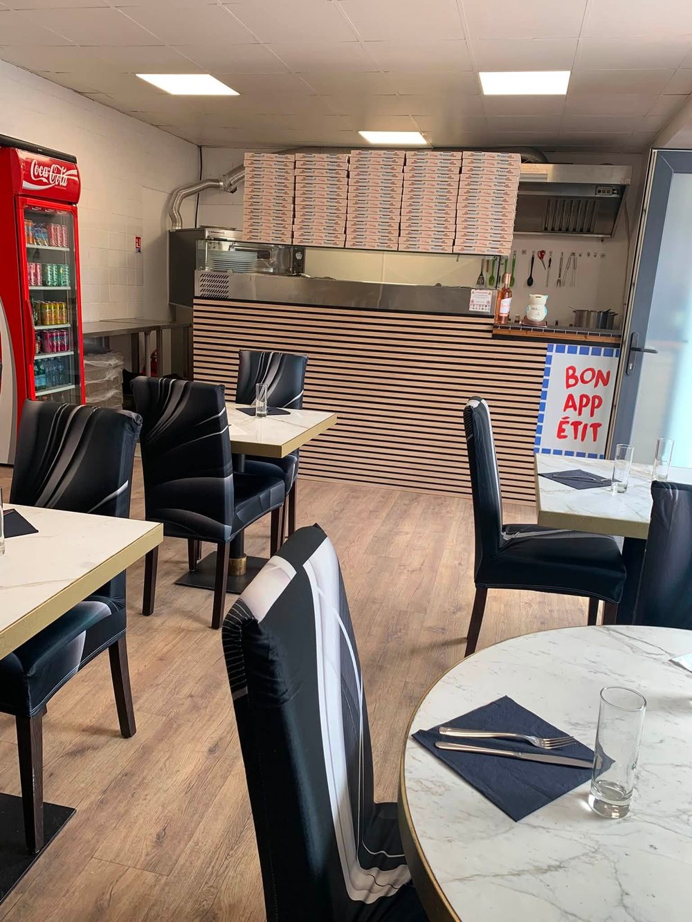 Le comptoir et la cuisine ouverte de La Scampia